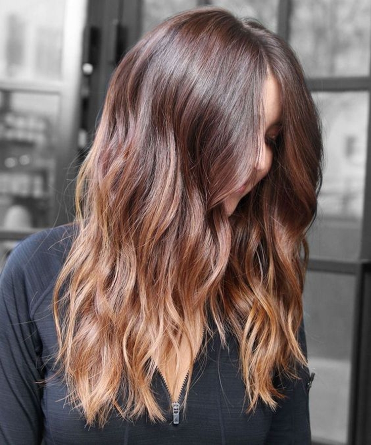 Coloration complexe des cheveux pour les brunes photo