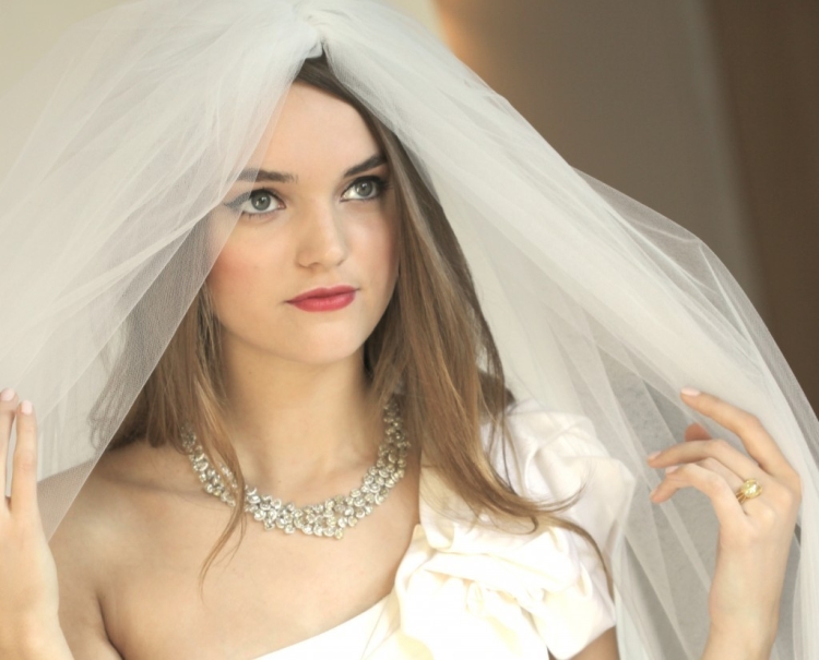 Coiffures de mariage pour cheveux mi-longs avec un voile avec une frange