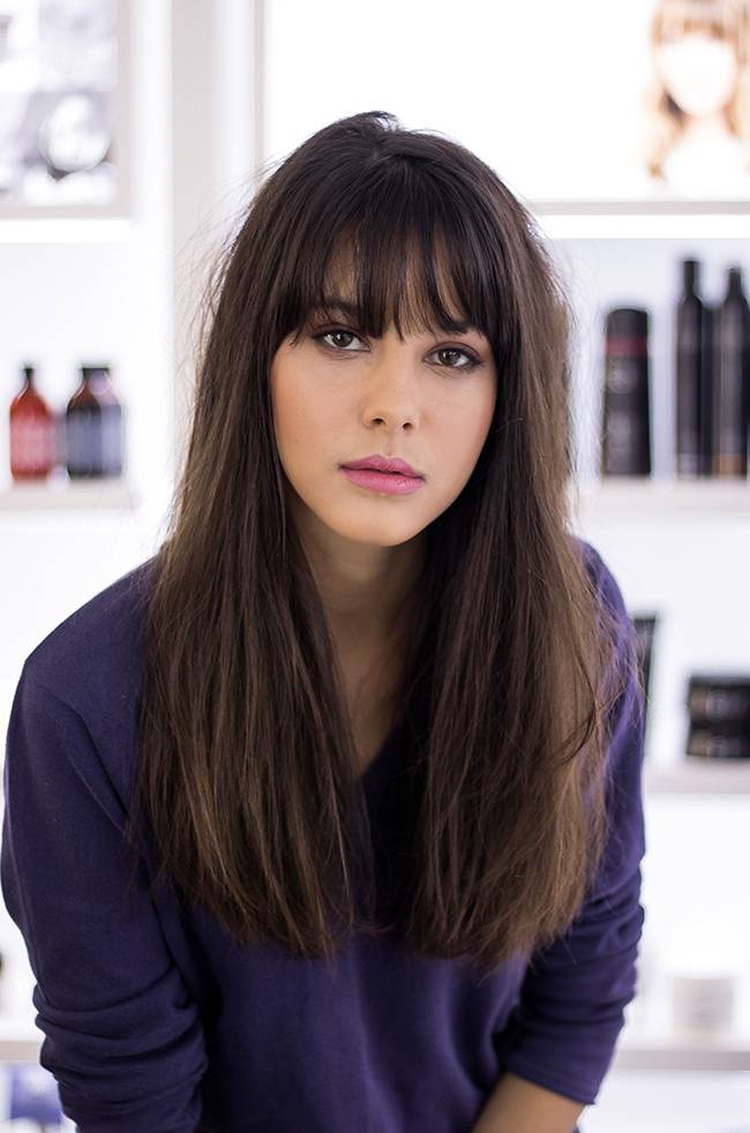 Coupe de cheveux pour cheveux longs avec une frange