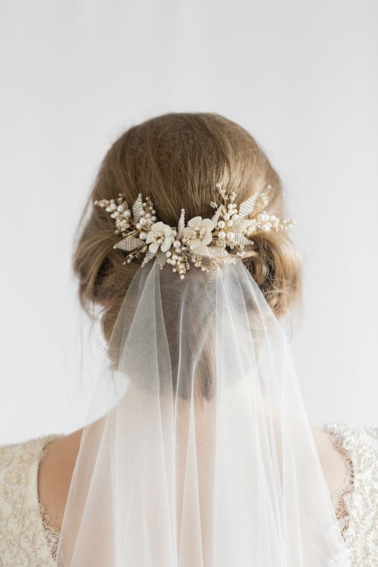 Coiffures de mariage pour cheveux mi-longs avec un voile avec une frange