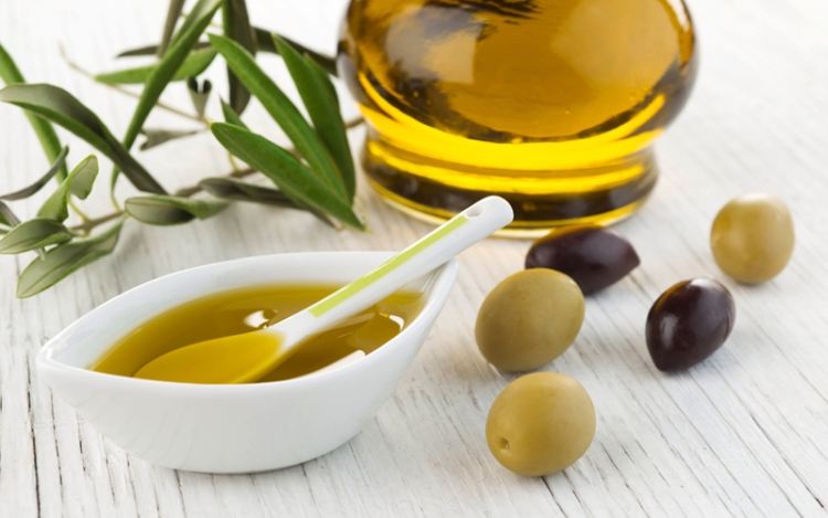 Application d'huile d'olive pour les cheveux