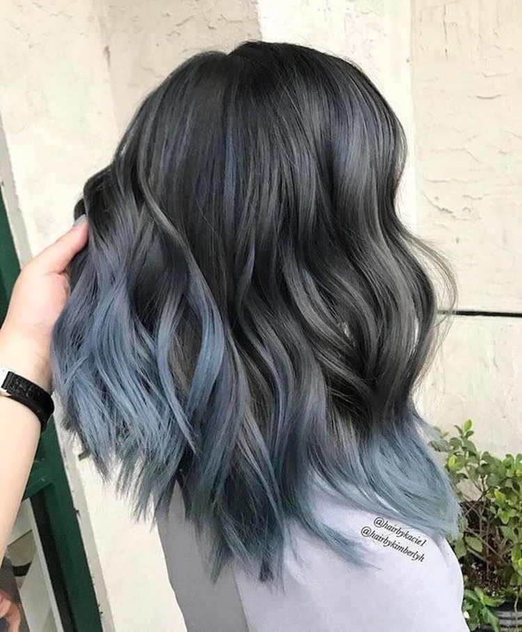 Coloration complexe des cheveux pour les brunes photo