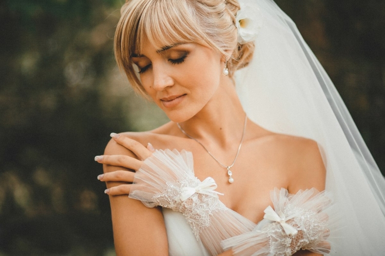 Coiffures de mariage pour cheveux mi-longs avec un voile avec une frange
