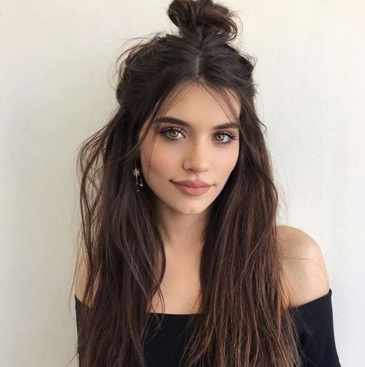 Coiffures légères aux cheveux dénoués