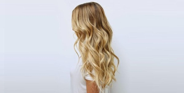 Coupe de cheveux pour cheveux longs avec une frange