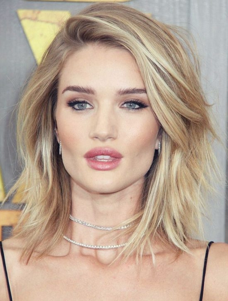 Coupe de cheveux pour cheveux mi-longs sans frange