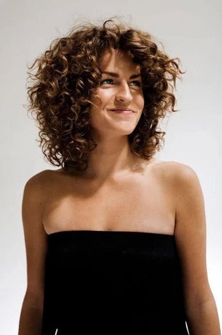Coiffage du soir pour cheveux courts