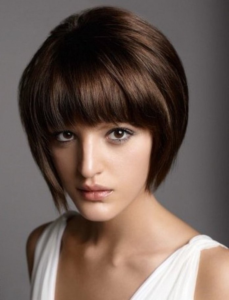 Coupe de cheveux pour cheveux courts avec une frange
