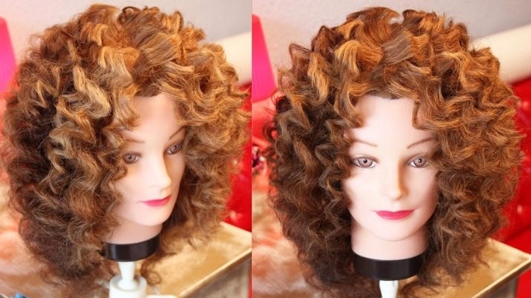 Coiffure avec boucles pour cheveux mi-longs