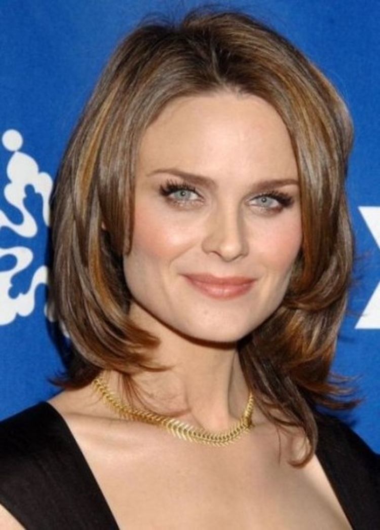 Coupe de cheveux pour cheveux mi-longs sans frange