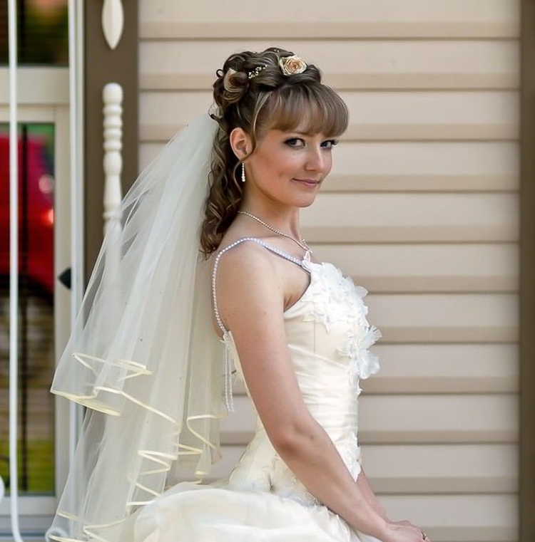 Coiffures de mariage pour cheveux mi-longs avec un voile avec une frange