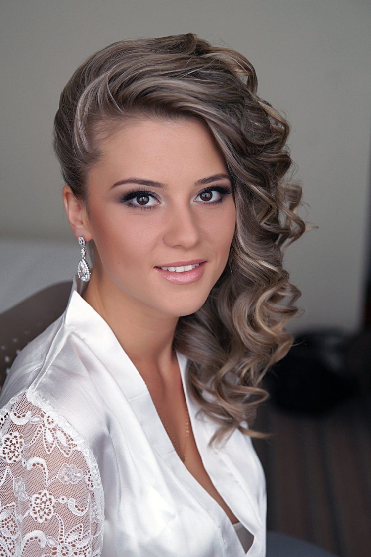 Coiffure avec boucles pour cheveux mi-longs