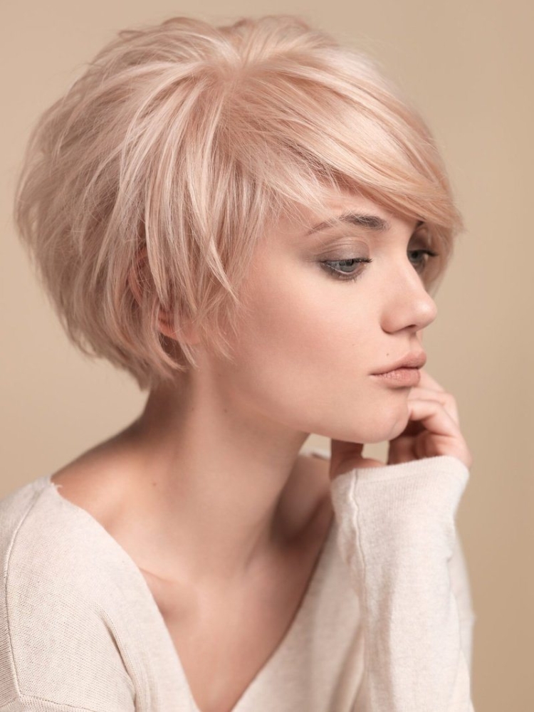Coupe de cheveux pour cheveux courts avec une frange