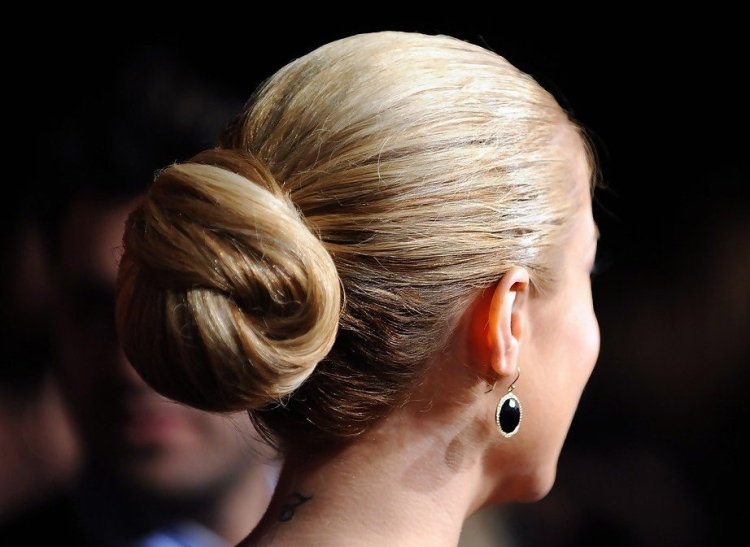 Comment faire une mèche de cheveux avec un élastique