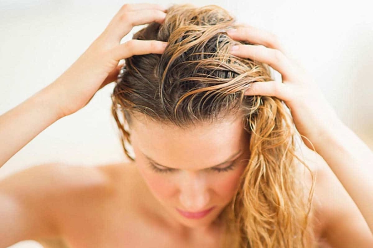 Masques antipelliculaires faits maison pour les cheveux