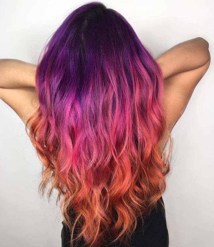Coloration complexe des cheveux pour les brunes photo