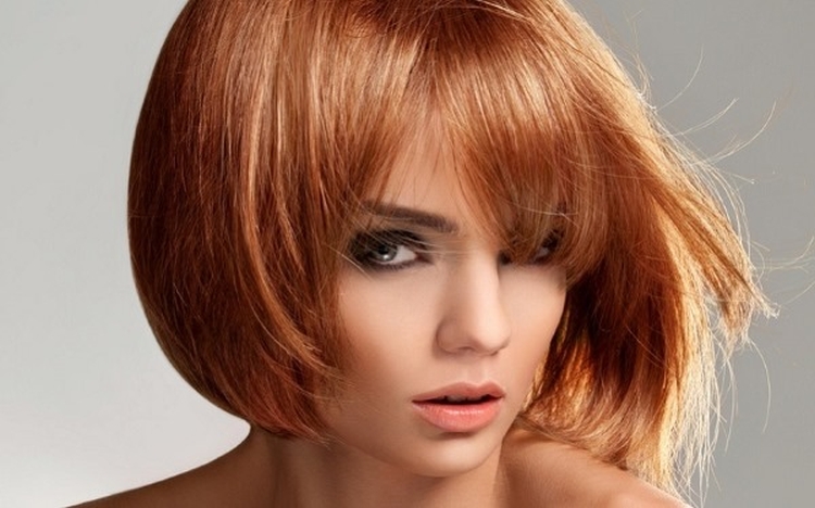 Coupe de cheveux pour cheveux mi-longs avec frange