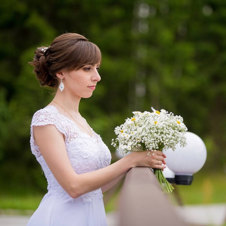 Coiffures de mariage pour cheveux mi-longs avec un voile avec une frange