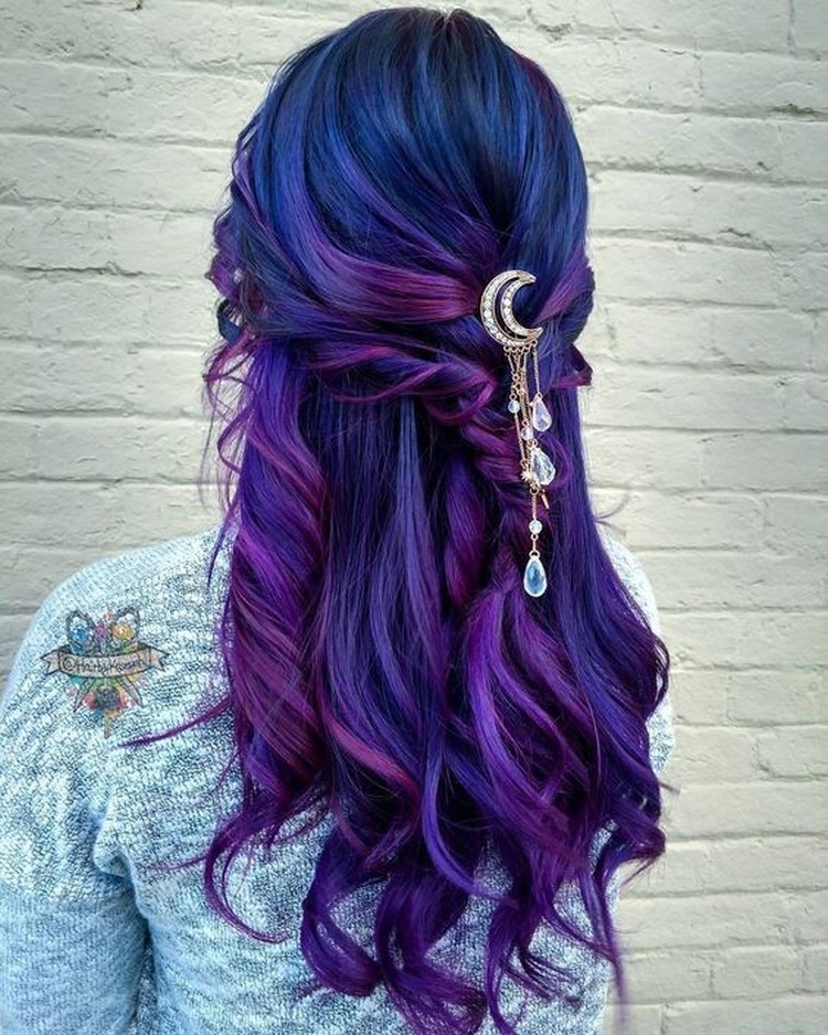 Coloration complexe des cheveux pour les brunes photo
