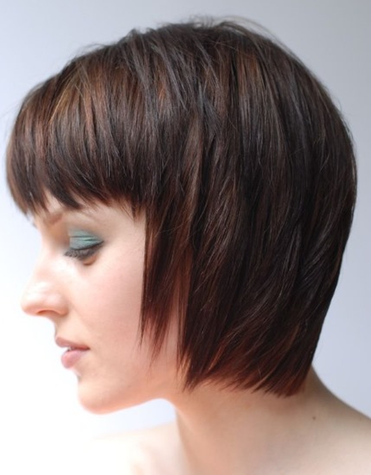 Coupe de cheveux pour cheveux mi-longs avec frange