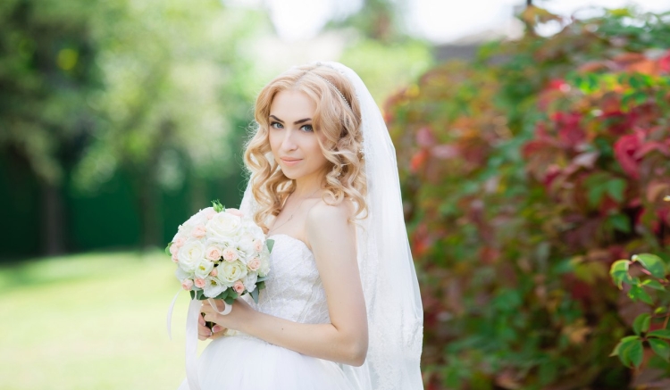 Coiffures de mariage pour cheveux mi-longs avec un voile avec une frange