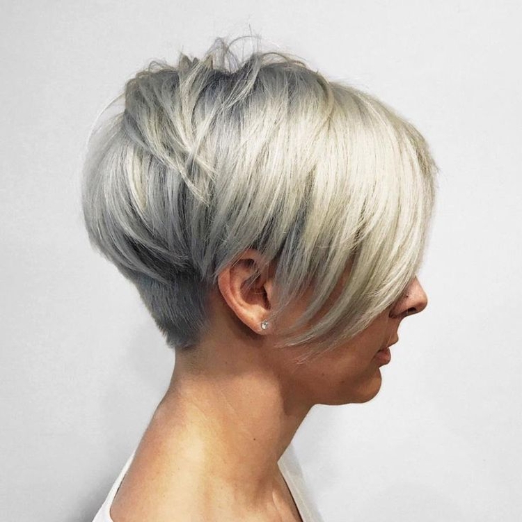 Coupe de cheveux pour cheveux courts avec une frange