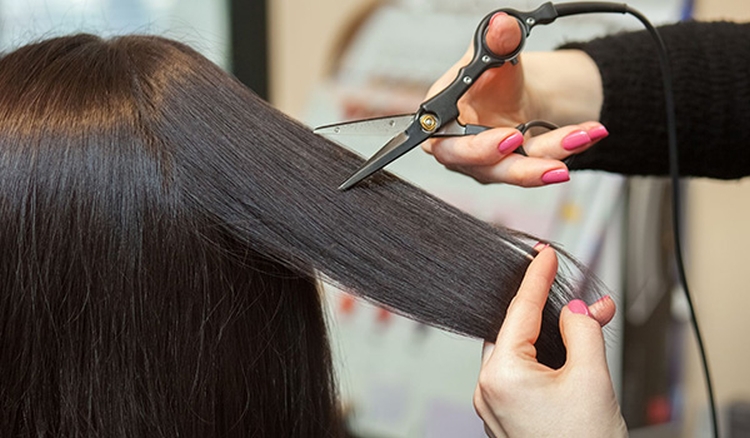 Qu'est-ce que le polissage des cheveux et comment se fait-il