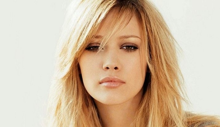 Coupe de cheveux pour cheveux mi-longs avec frange