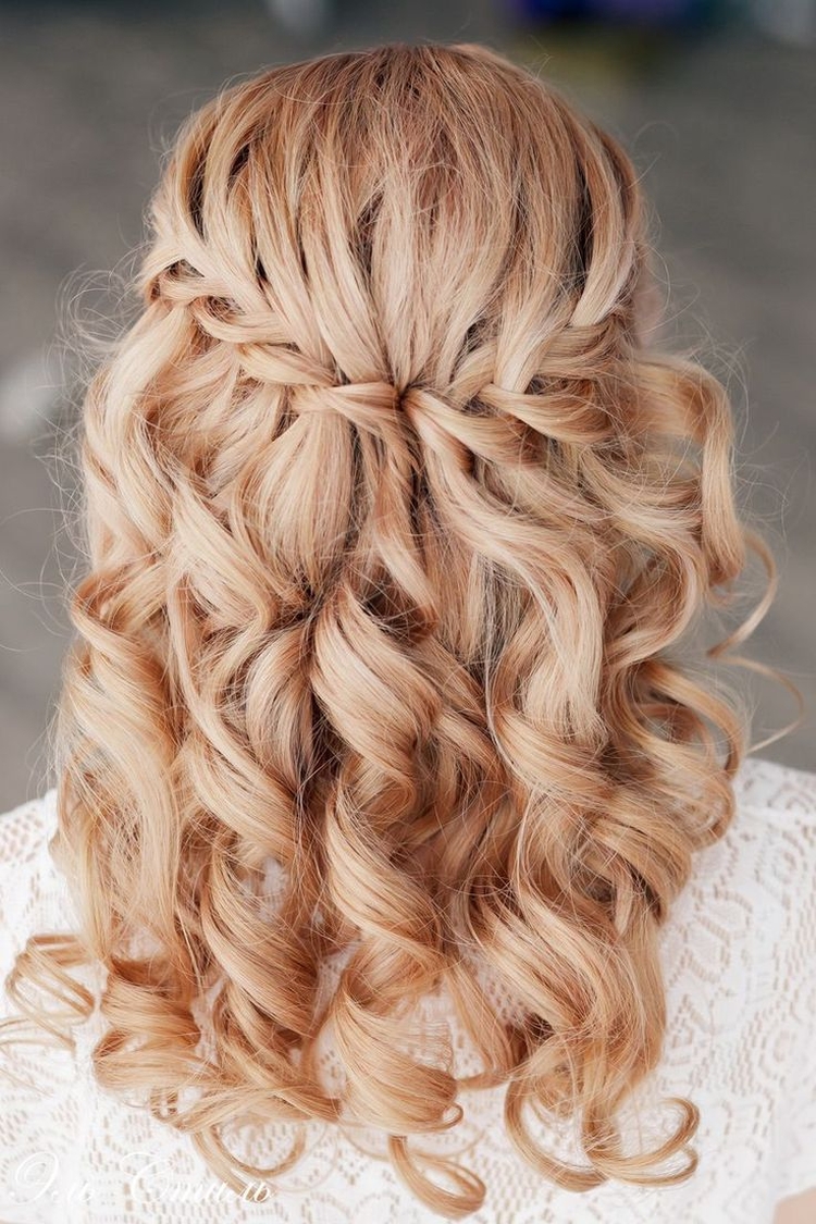Coiffures de mariage pour cheveux mi-longs avec un voile avec une frange