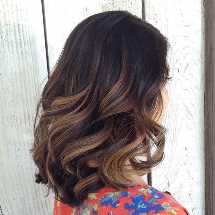 Coiffure avec boucles pour cheveux mi-longs