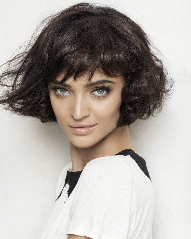 Coupe de cheveux pour cheveux courts avec une frange
