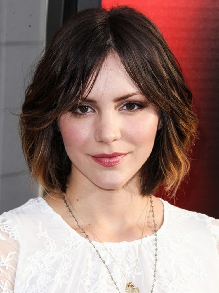 Coupe de cheveux pour cheveux mi-longs sans frange