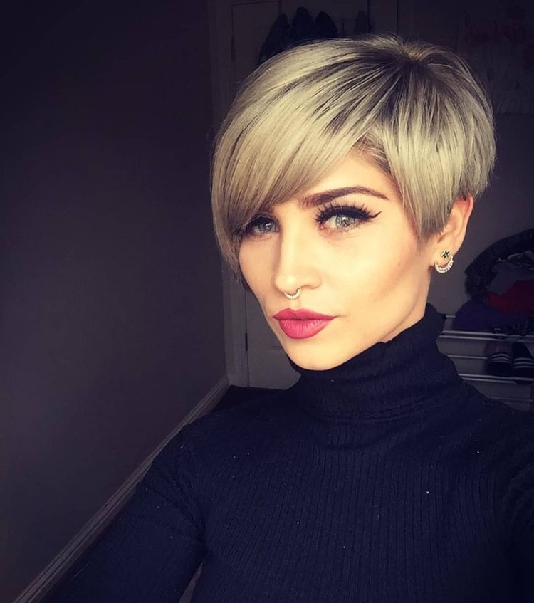 Coupe de cheveux pour cheveux courts avec une frange