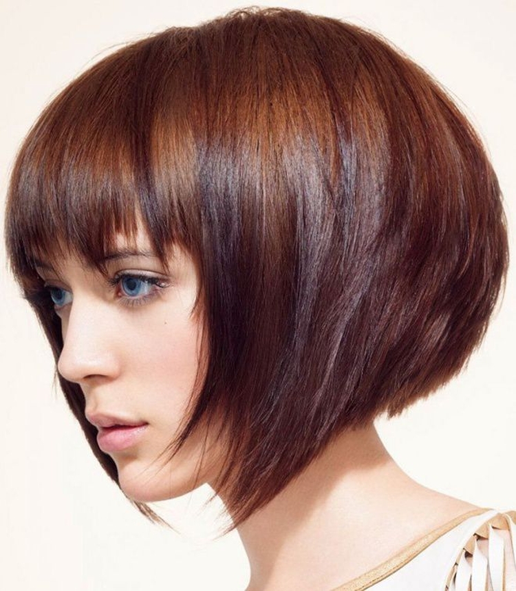 Coupe de cheveux pour cheveux courts avec une frange