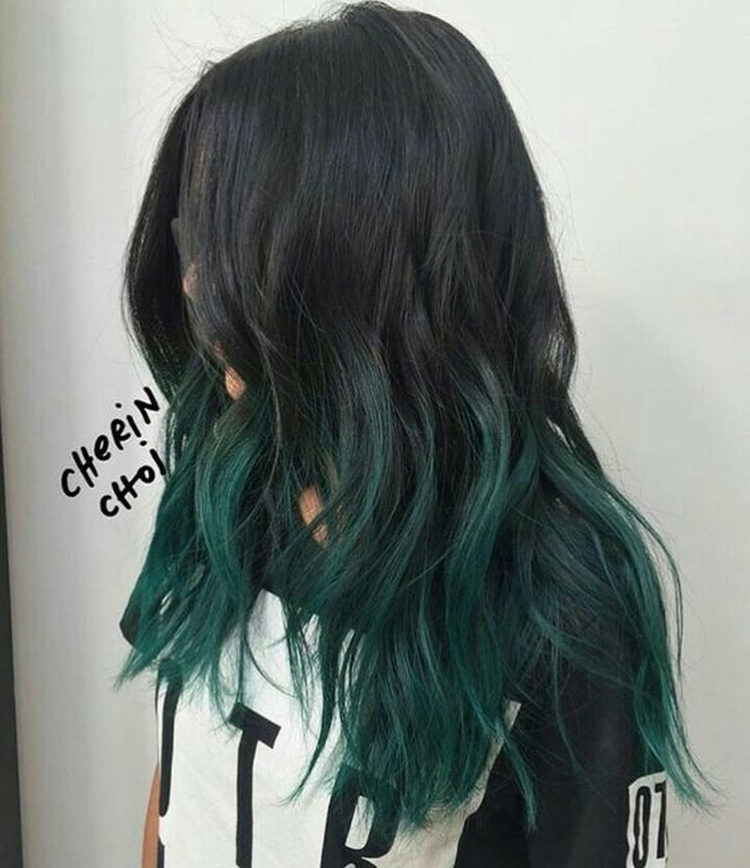 Coloration complexe des cheveux pour les brunes photo