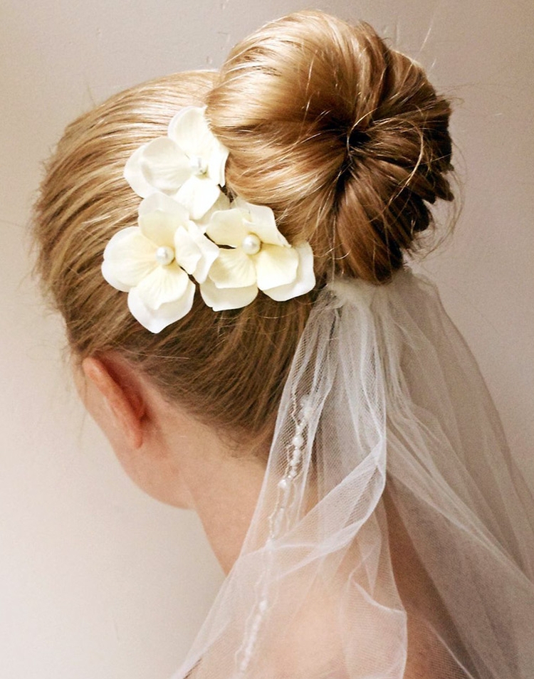 Coiffures de mariage pour cheveux mi-longs avec un voile avec une frange