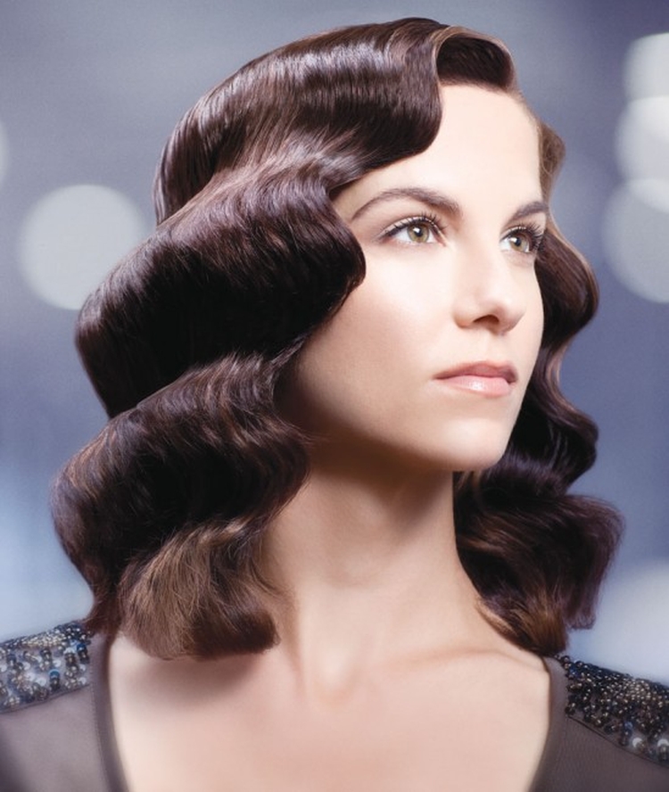 Coiffure avec boucles pour cheveux mi-longs