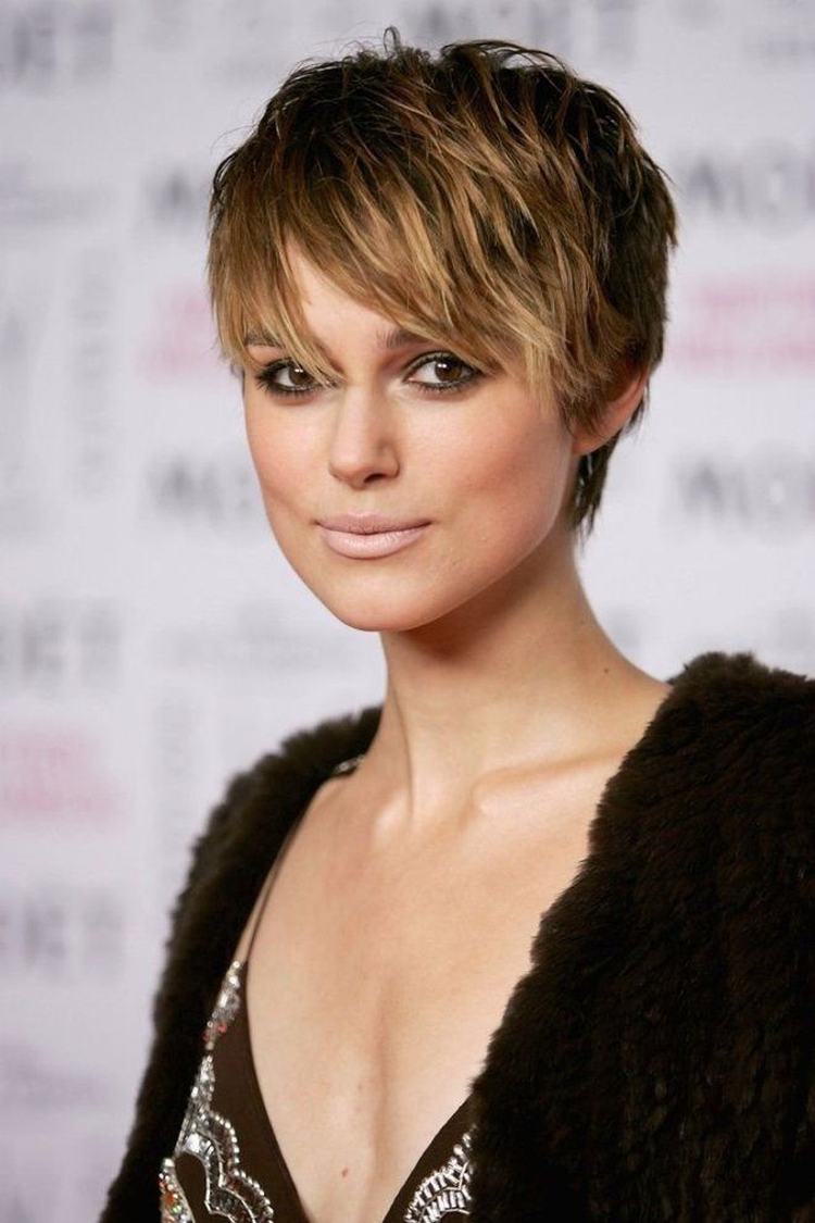 Coupe de cheveux pour cheveux courts sans frange