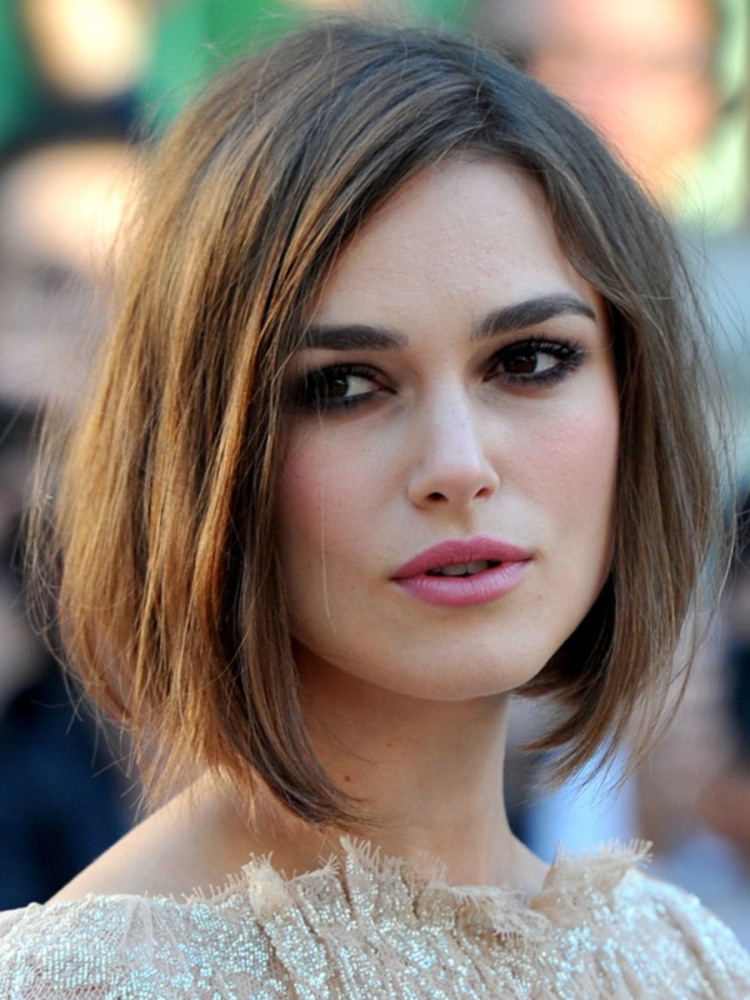 Coupe de cheveux pour cheveux mi-longs sans frange