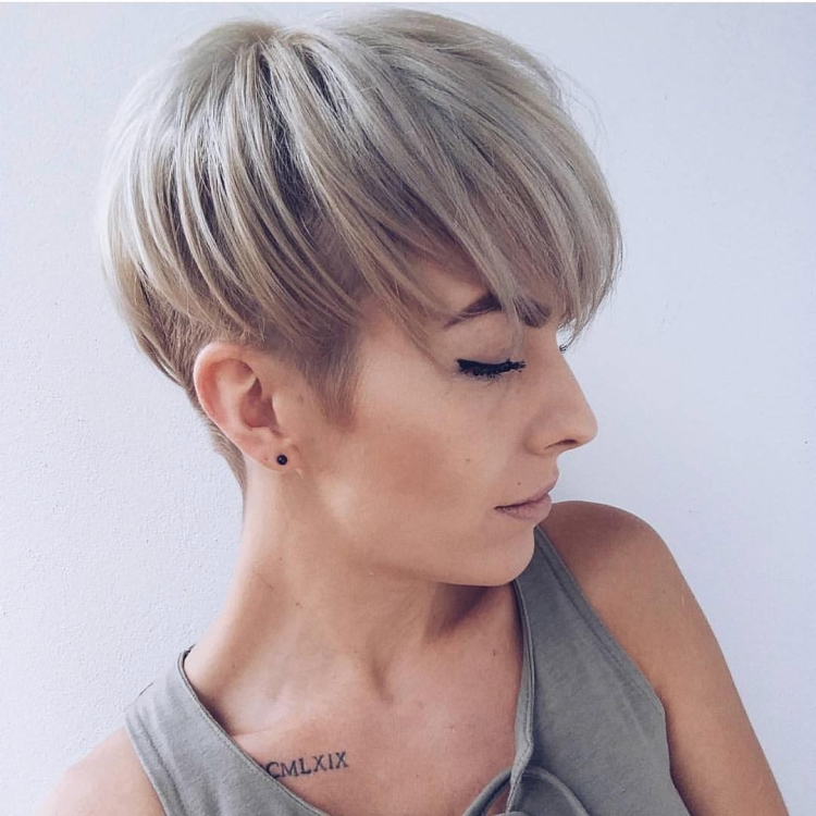 Des coupes de cheveux qui sont jeunes