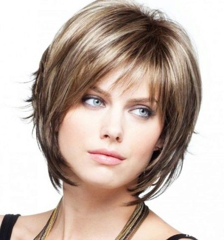 Coupe de cheveux pour cheveux courts avec une frange