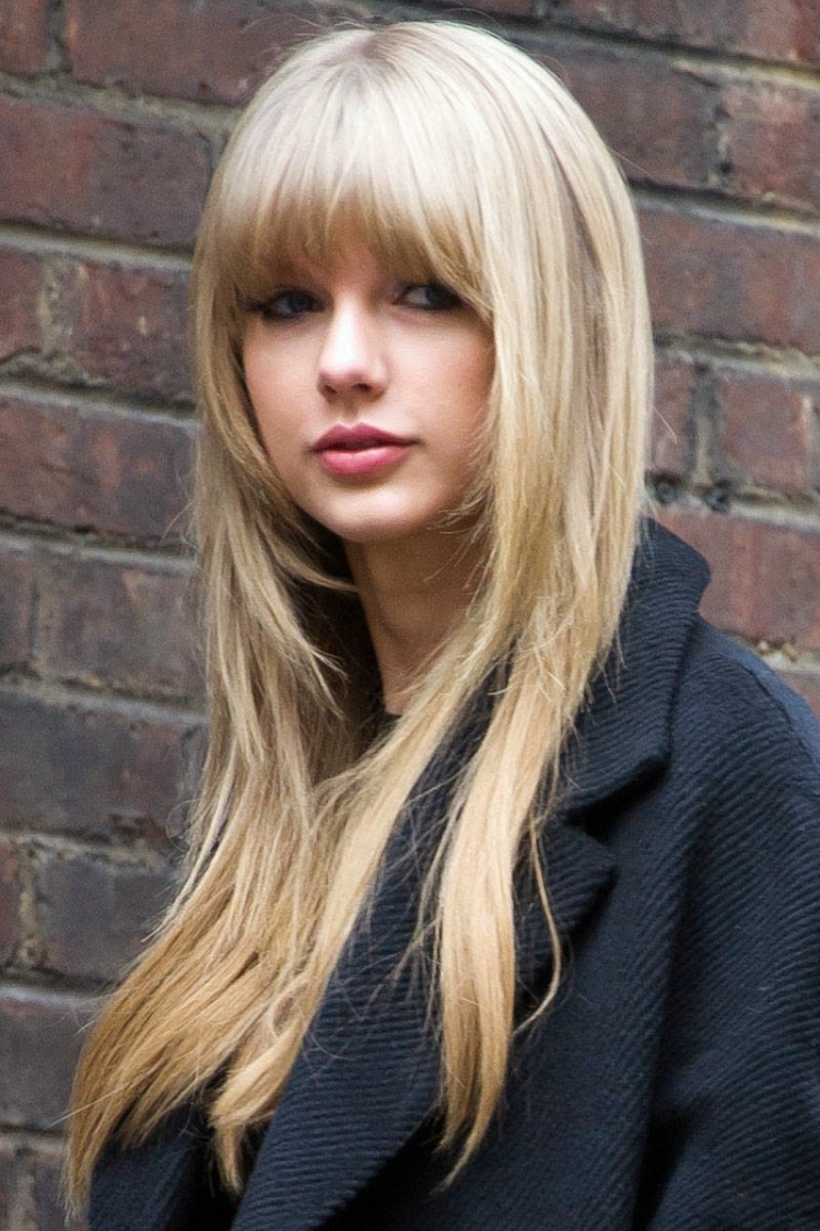 Coupe de cheveux pour cheveux longs avec une frange