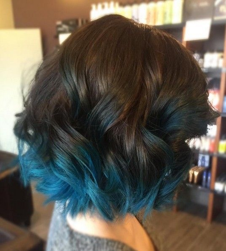 Coloration complexe des cheveux pour les brunes photo