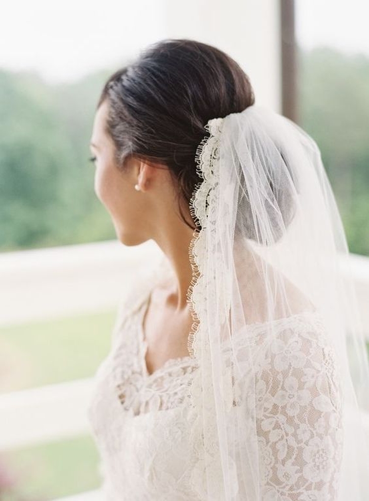 Coiffures de mariage pour cheveux mi-longs avec un voile avec une frange