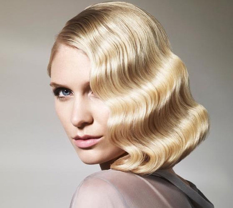 Coiffure avec boucles pour cheveux mi-longs