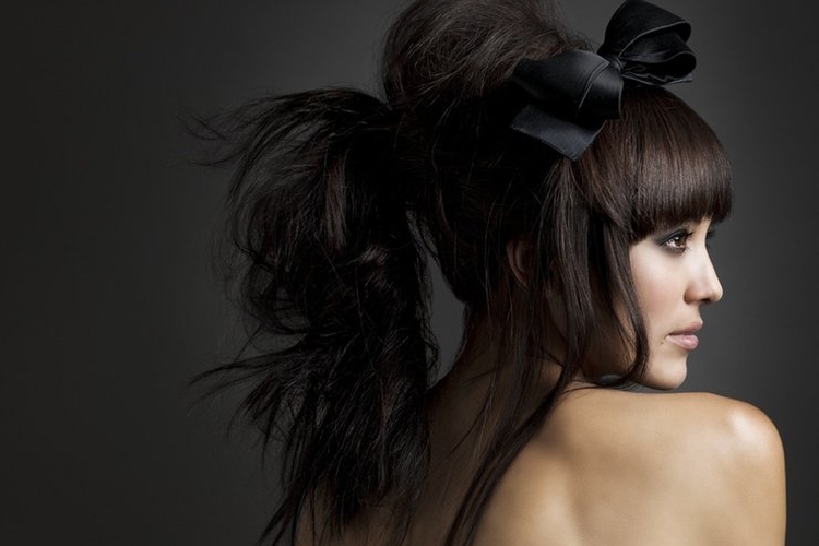 Coupe de cheveux pour cheveux longs avec une frange