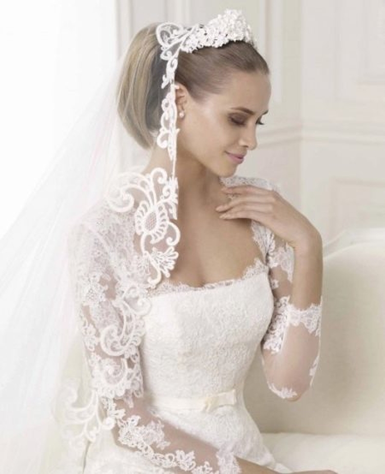Coiffures de mariage pour cheveux mi-longs avec un voile avec une frange