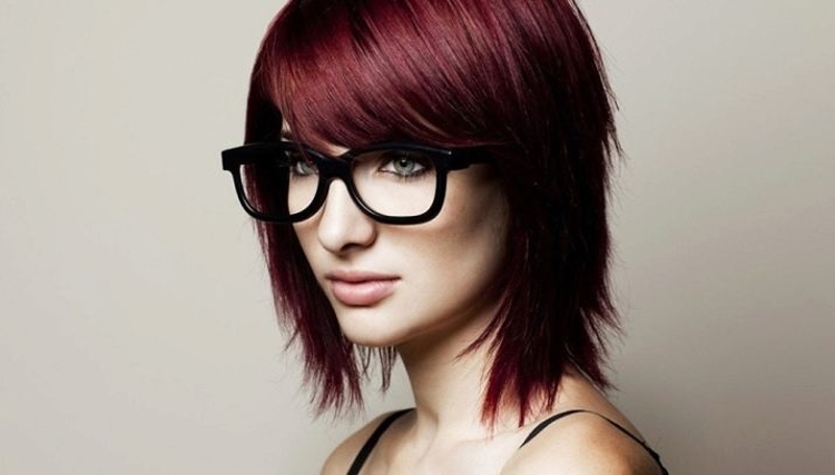 Coupe de cheveux pour cheveux mi-longs avec frange