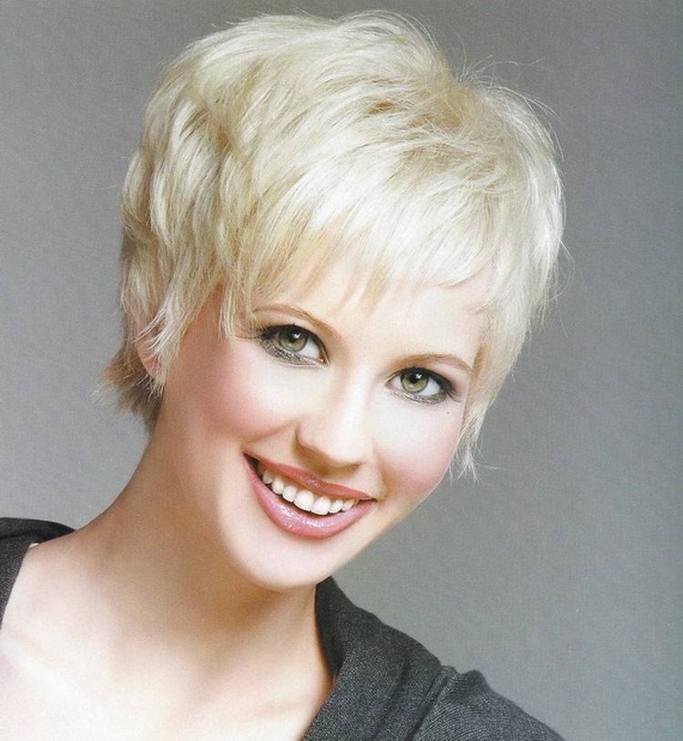 Coupe de cheveux pour cheveux courts avec une frange