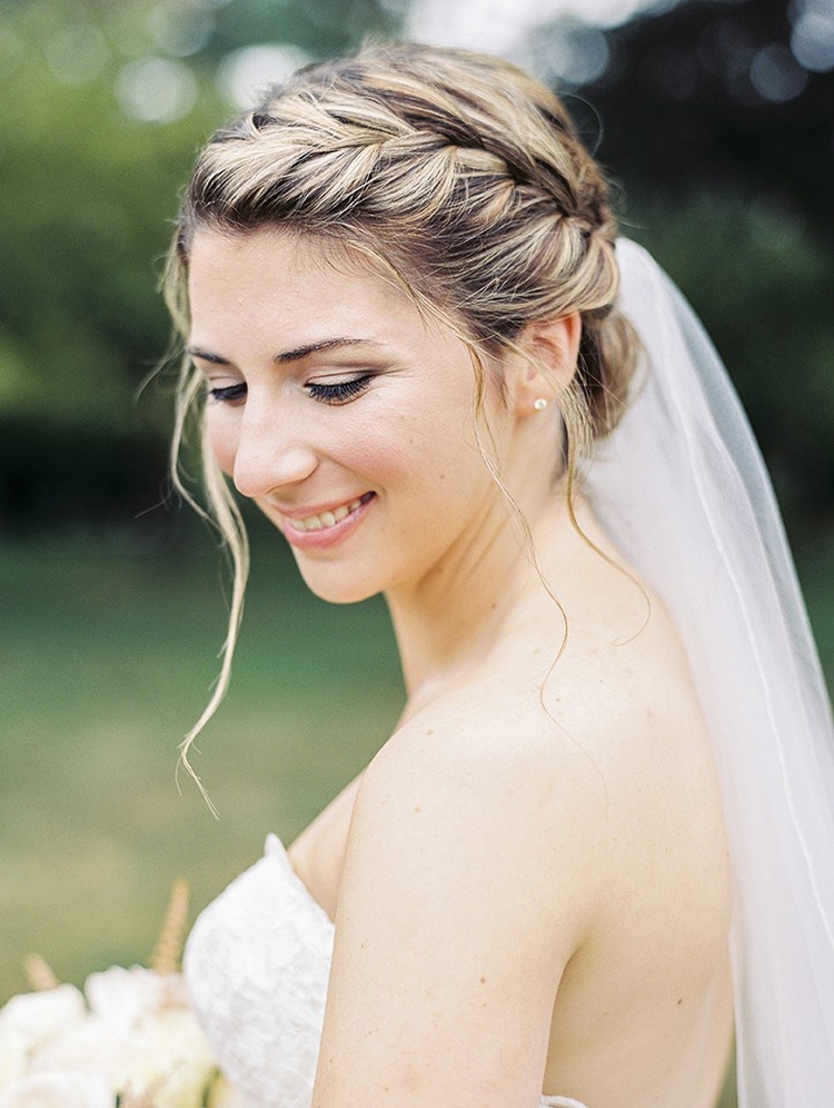 Coiffures de mariage pour cheveux mi-longs avec un voile avec une frange